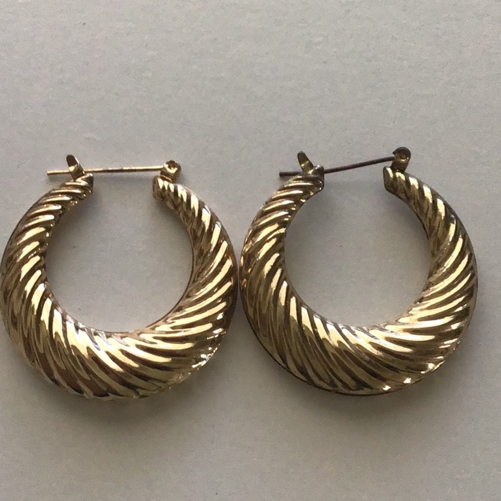 Gold loop earrings - Picture 2 of 3
